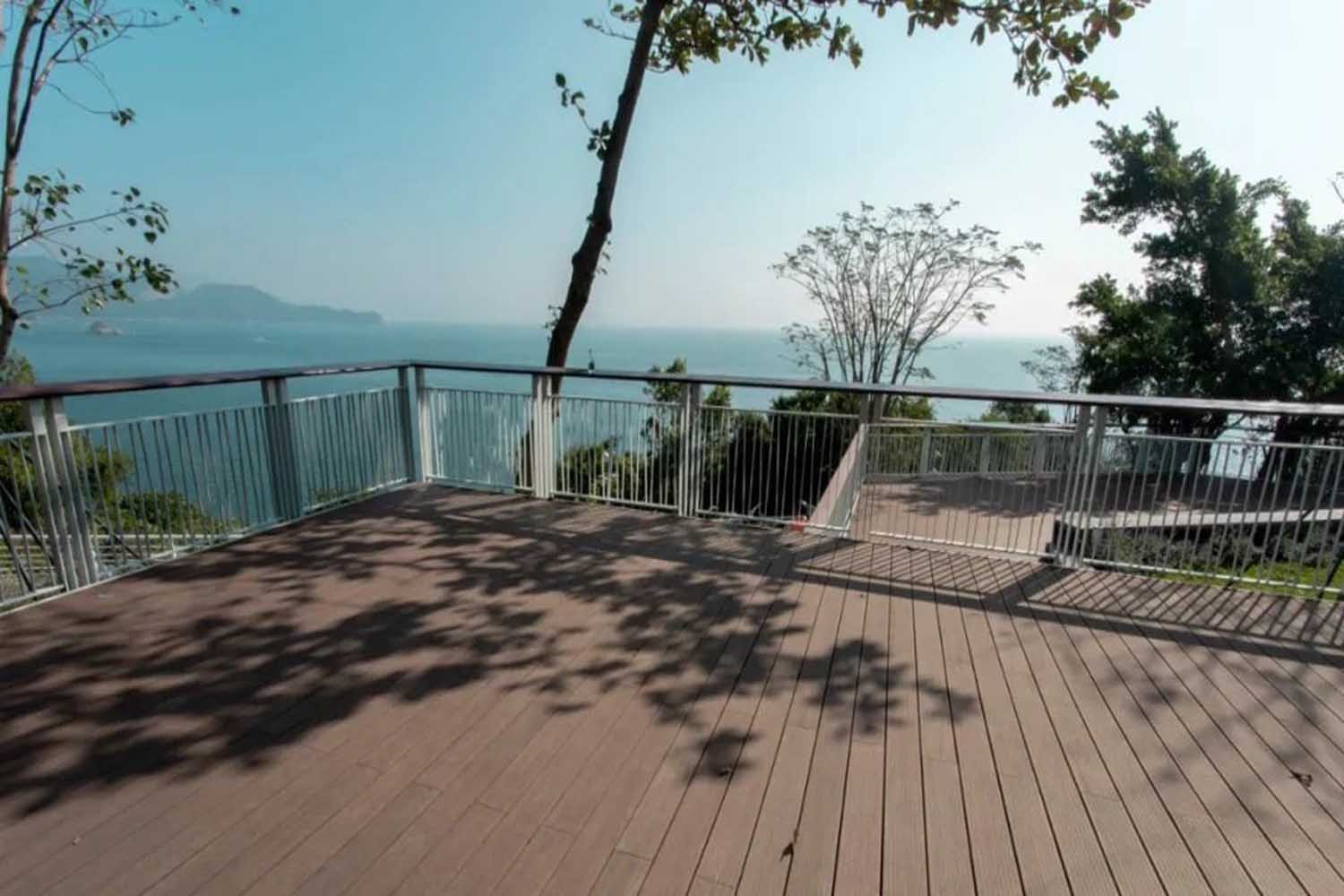 dassoXTR Fused Bamboo® Decking Epic Cognac New coastal decks (dassoXTR Fused Bamboo Decking) for Yantian costal promenade after it was damaged by Typhoon Mangkhut in 2018. The rebuilding project, extending nearly 19.5km, starts at the ancient tower in Zhongying Street and extends alongside the Golden Bay Beach, connecting Shatoujiao, Yantian Port, Dameisha and Xiaomeisha Beach. Besides, three stations were built at the junction of the coastal promenade and Yantian greenway, each with a library covering an area of more than 80 sqm. 